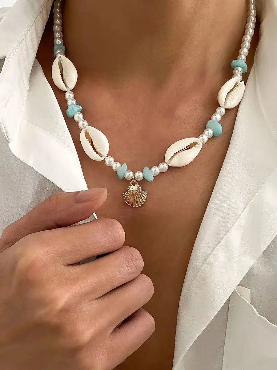 שרשרת פנינים בשילוב צדפים