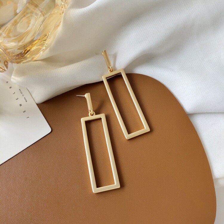 עגילים בצורת מלבן בצבע זהב- וונוס